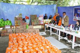 Gubernur Sumsel Herman Deru salurkan bantuan korban banjir di OKU Timur