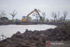 Pembuatan tanggul darurat banjir rob Indramayu