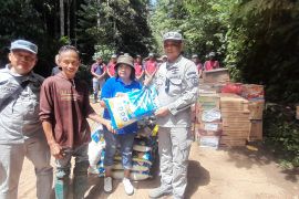 Bakamla beri bantuan warga Makoa di Sitaro terdampak bencana longsor