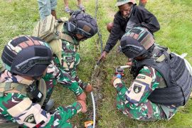 Satgas Yonif 511/DY Pos pastikan air bersih dirasakan warga Nombome