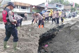 Polres Bener Meriah bersihkan badan jalan lintas terdampak bencana