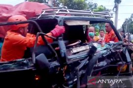 Kantor SAR Banyuwangi bantu polisi evakuasi korban kecelakaan terjepit