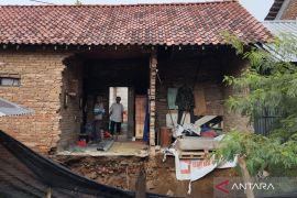 Bupati Kudus bantu pemilik rumah ambrol tergerus sungai