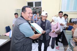 109 pedagang di Pasar Pariaman terima bantuan dampak bencana