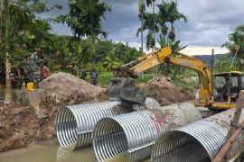 TNI bangun jembatan Aramco pulihkan akses jalan di desa Tapanuli Utara