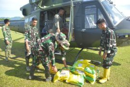 TNI gunakan heli salurkan pangan penuhi kebutuhan di Desa Tapteng