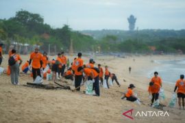 Ratusan relawan bersama Cleo bersihkan Pantai Kedonganan