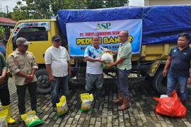 PT SLS peduli banjir bantu warga terdampak dengan ratusan paket sembako