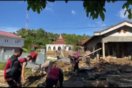Personel gabungan bersihkan material banjir di Halmahera Barat