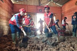 Relawan PMI bersihkan Gereja GBI Pasar Baru pascabanjir di Tapteng