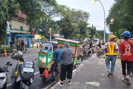 Satpol PP tertibkan PKL  dan parkir liar di depan RSCM Jakarta