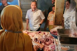 Menko Zulkifli cek persediaan dan harga pangan di Pasar Bandarjo Semarang
