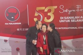 Megawati dicium dua anaknya usai hadiri Rakernas PDIP hari kedua