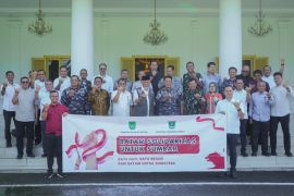 Gubernur Mahyeldi terima bantuan Rp4,56 Miliar dari Batam untuk warga terdampak bencana