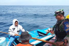 Tim SAR selamatkan nelayan bersama anaknya yang kecelakaan di Wakatobi