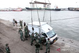 Dari Pelabuhan Belawan, bantuan logistik TNI AD menuju wilayah terdampak