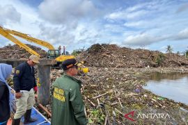 Banjarmasin bersihkan sampah besar kiriman hulu di sungai Martapura
