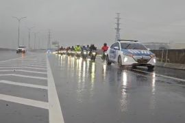Ratusan pemotor di Jakarta lewat jalan tol imbas jalan arteri banjir
