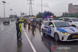 Genangan yang cukup tinggi, polisi izinkan kendaraan roda dua masuk jalan tol