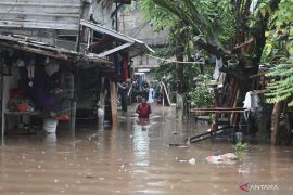 BPBD DKI siapkan pengungsian dan perahu bagi warga di Jalan NIS