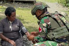 Satgas Yonif 743/PSY  gelar baksos kesehatan di Distrik Muara-Puja