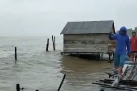 Gelombang tinggi di perairan pesisir Jambi nelayan di imbau waspada