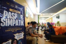 Imigrasi Surabaya layani 284 pemohon di Hari Bhakti Imigrasi ke-76