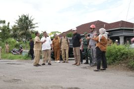 Pemkab Sleman melakukan perbaikan jalan provinsi di wilayah Tempel