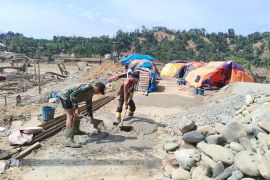 TNI bangun jembatan gantung di Desa Lubuk Sidup Aceh Tamiang