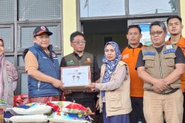 BPBD Sulsel serahkan bantuan logistik untuk pengungsi banjir Makassar