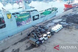Kapal ADRI berisi alat berat dan logistik telah sampai di Sumut