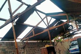 Puluhan rumah di Tulungagung rusak diterjang angin puting beliung
