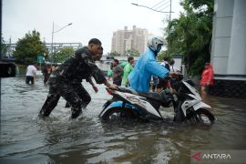 Prajurit dorong kendaraan mogok-gendong warga korban banjir Jakarta