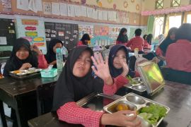 Pemberian MBG bagi guru dan tenaga pendidik di Mataram sesuai instruksi pusat