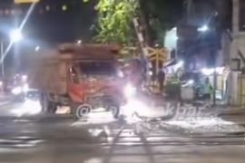 Sebuah truk tertabrak kereta saat mogok di perlintasanKebon Jeruk