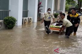 Kebanjiran, pasien RSUD Kota Serang dipapah hingga digendong petugas