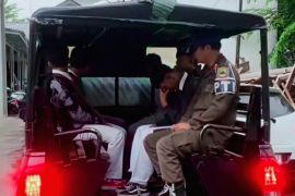 Satpol PP Karawang amankan sejumlah pelajar di bermain game warnet saat jam belajar sekolah