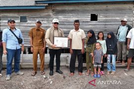 Pemprov Kaltim terangi kampung pesisir dengan 40 unit PLTS APDAL