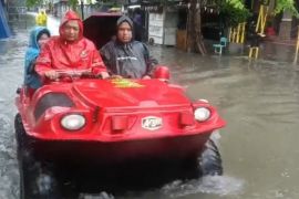 Mobil amfibi Damkar evakuasi korban banjir di Cengkareng Jakbar