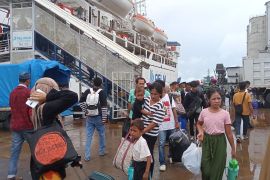 Arus kapal dan pelabuhan meningkat saat "peak season" 2025/2026