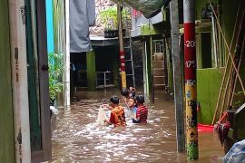 Banjir Jakarta terus meluas pada Senin malam, 63 RT dan 23 ruas jalan masih terendam