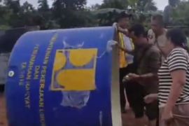 DPUPR Bangka Tengah salurkan bantuan sanitasi dan air bersih