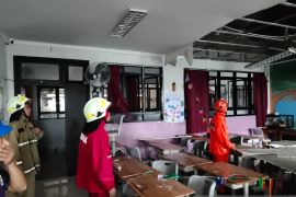 Plafon bangunan SD di Jakut roboh saat siswa menikmati MBG