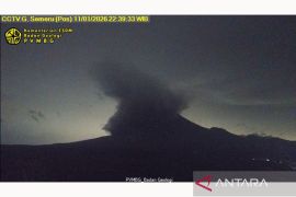 Gunung Semeru erupsi, awan panas guguran meluncur 5 kilometer