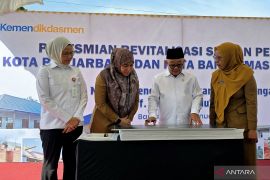 Minister inaugurates 14 revitalized schools in South Kalimantan
