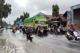 Polres mengatur lalu lintas di Pantura Kudus-Pati yang terdampak banjir