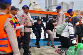 Mesin kapal mati di perairan Onrust, Polisi sigap evakuasi penumpang