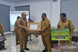 Pemprov PBD salurkan hibah alkes Rp7,3 miliar kepada RSUD Raja Ampat