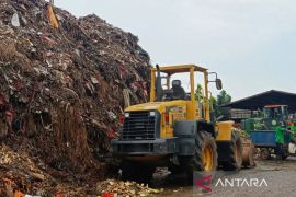 Sudin LH kerahkan ratusan truk angkut sampah Pasar Induk Kramat Jati