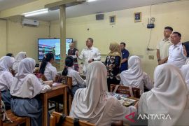 Menko Bidang Pangan tinjau SPPG Polri dan sejumlah sekolah di Jakut